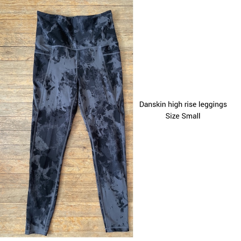 Danskin women's high rise leggings
Size Small